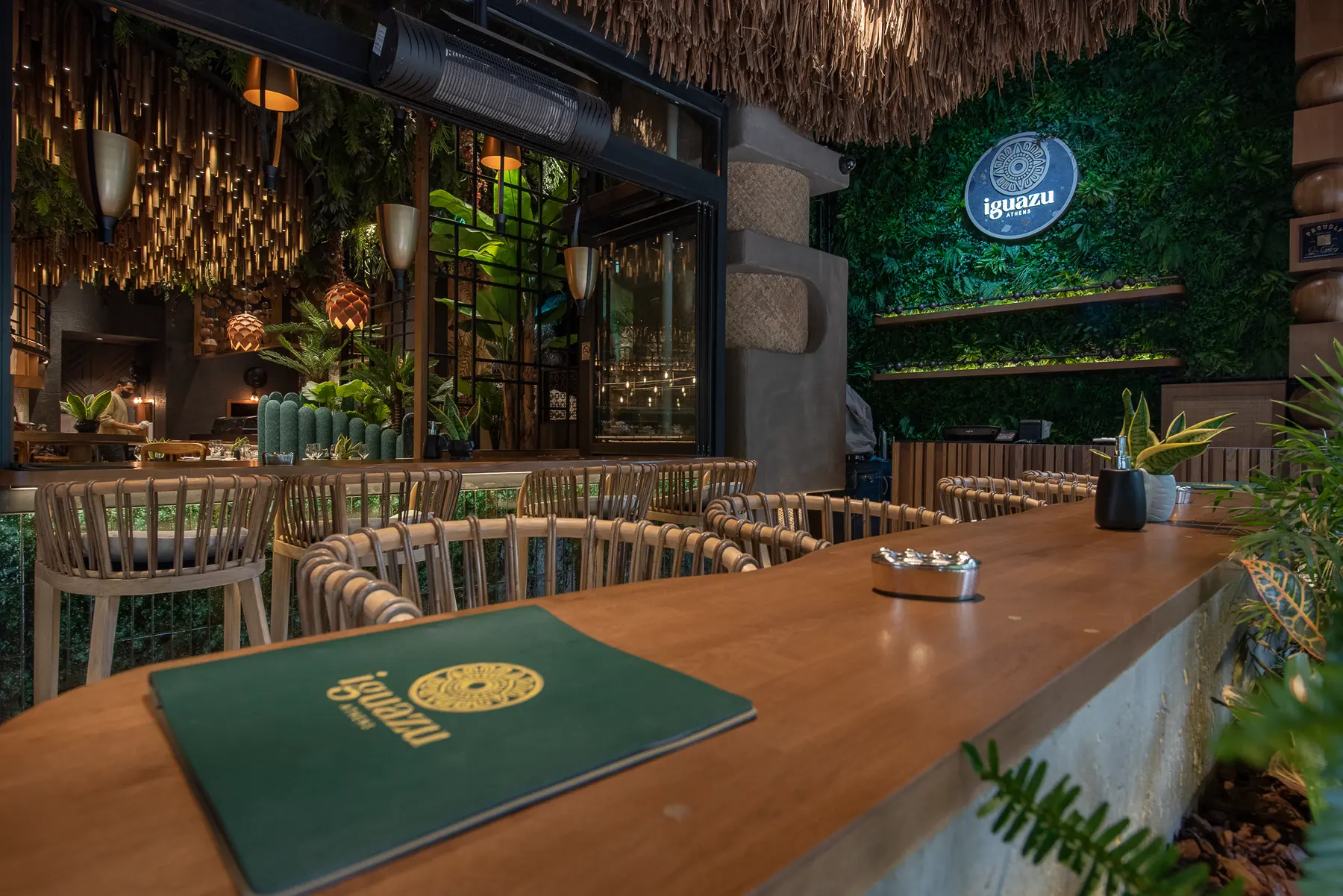 Il menu di Iguazu appoggiato sul bancone del bar