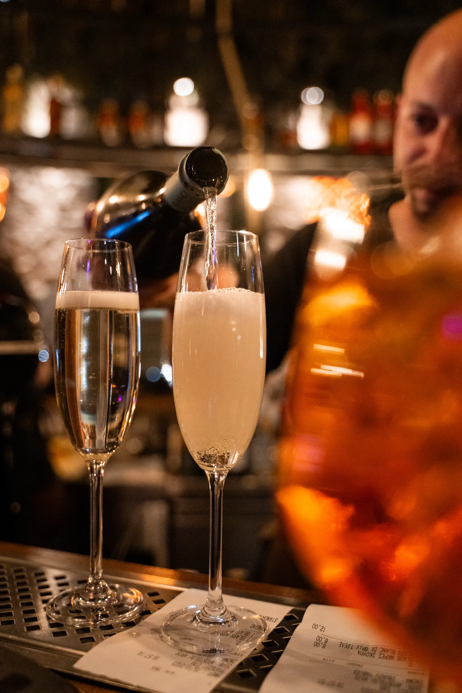 Si versa lo champagne a una festa di compleanno da Iguazu Athens
