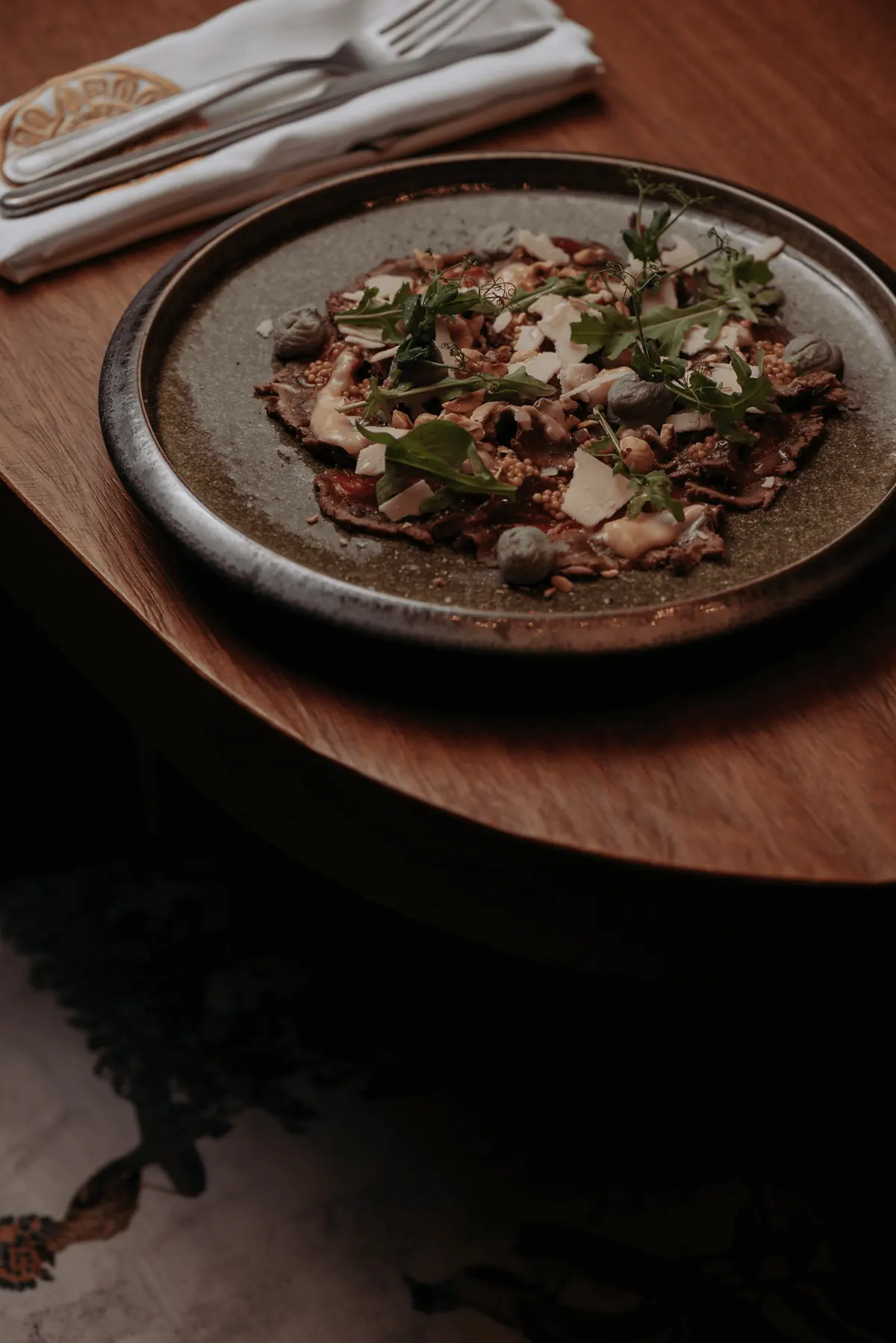 Carpaccio con rucola, capperi e scaglie di parmigiano