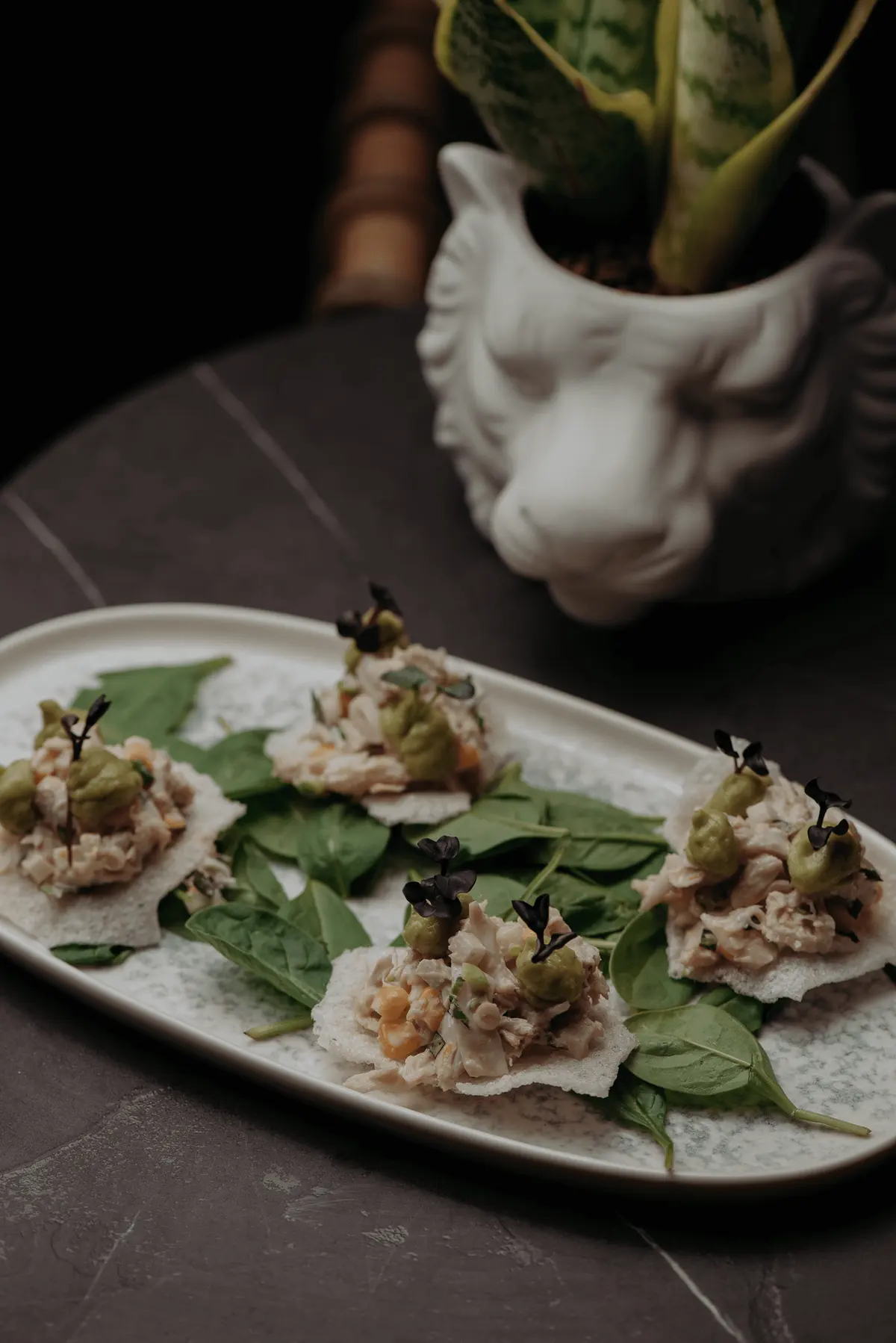 Tostadas di ceviche con spinaci e guacamole, da Iguazu Athens
