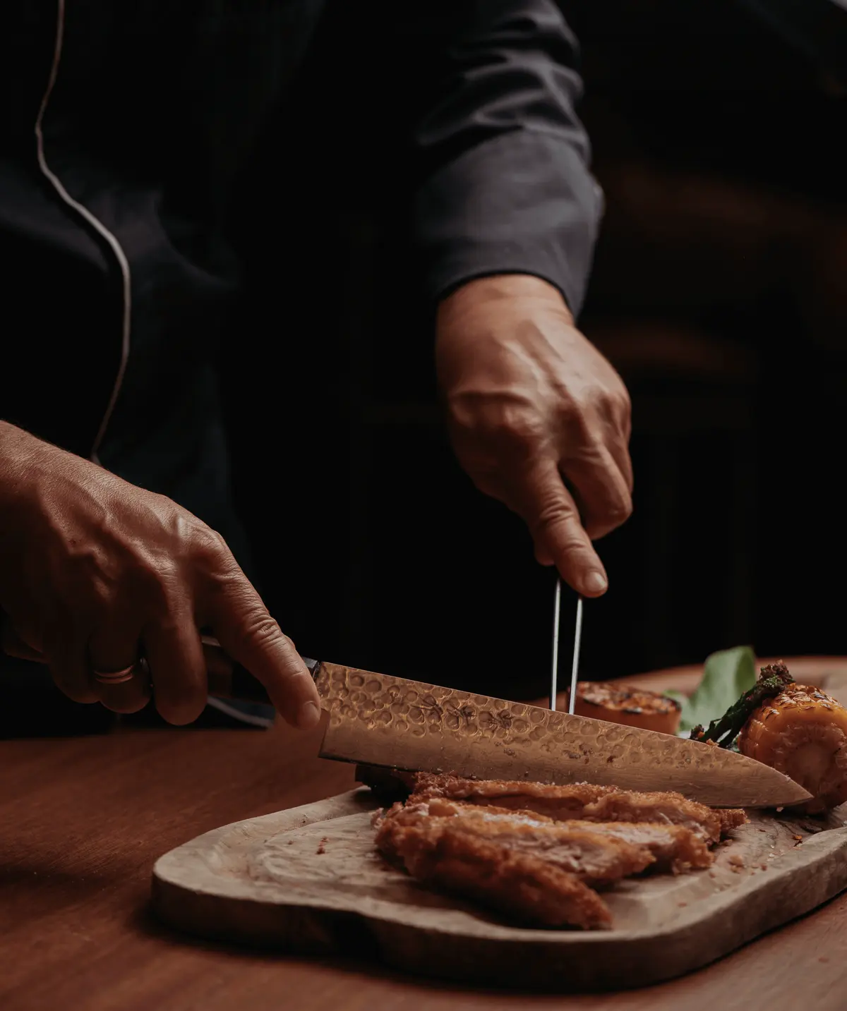 Uno chef affetta al pass di Iguazu Athens