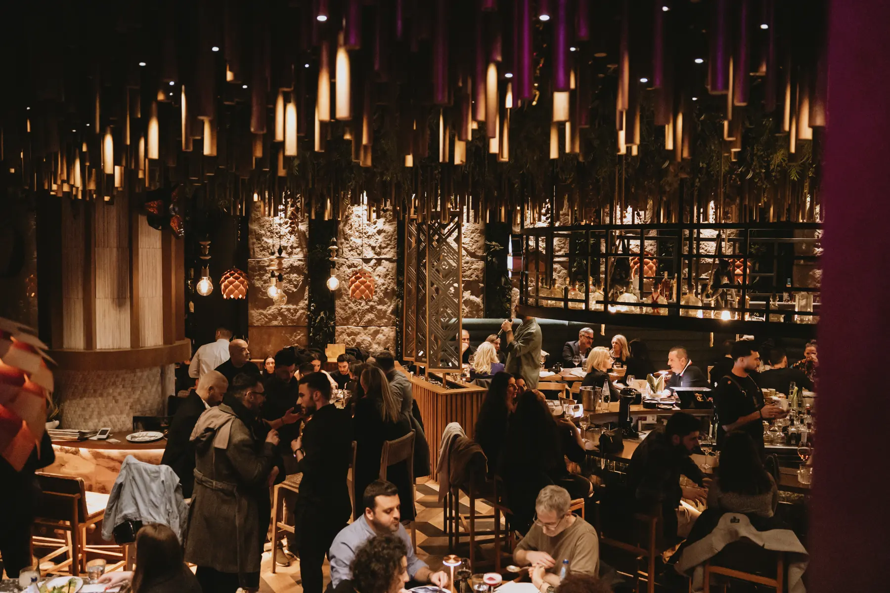 Cena seduta per un gruppo privato che riempie la sala grande di Iguazu Athens