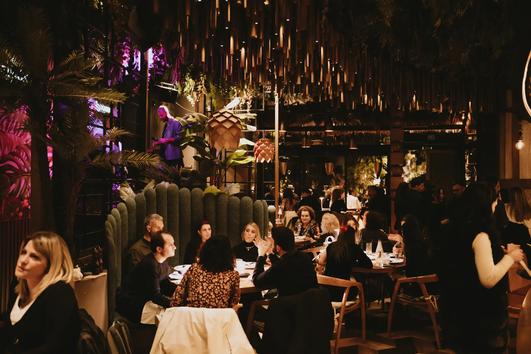 Lunghe tavolate sotto il bambù appeso, a una cena privata da Iguazu Athens