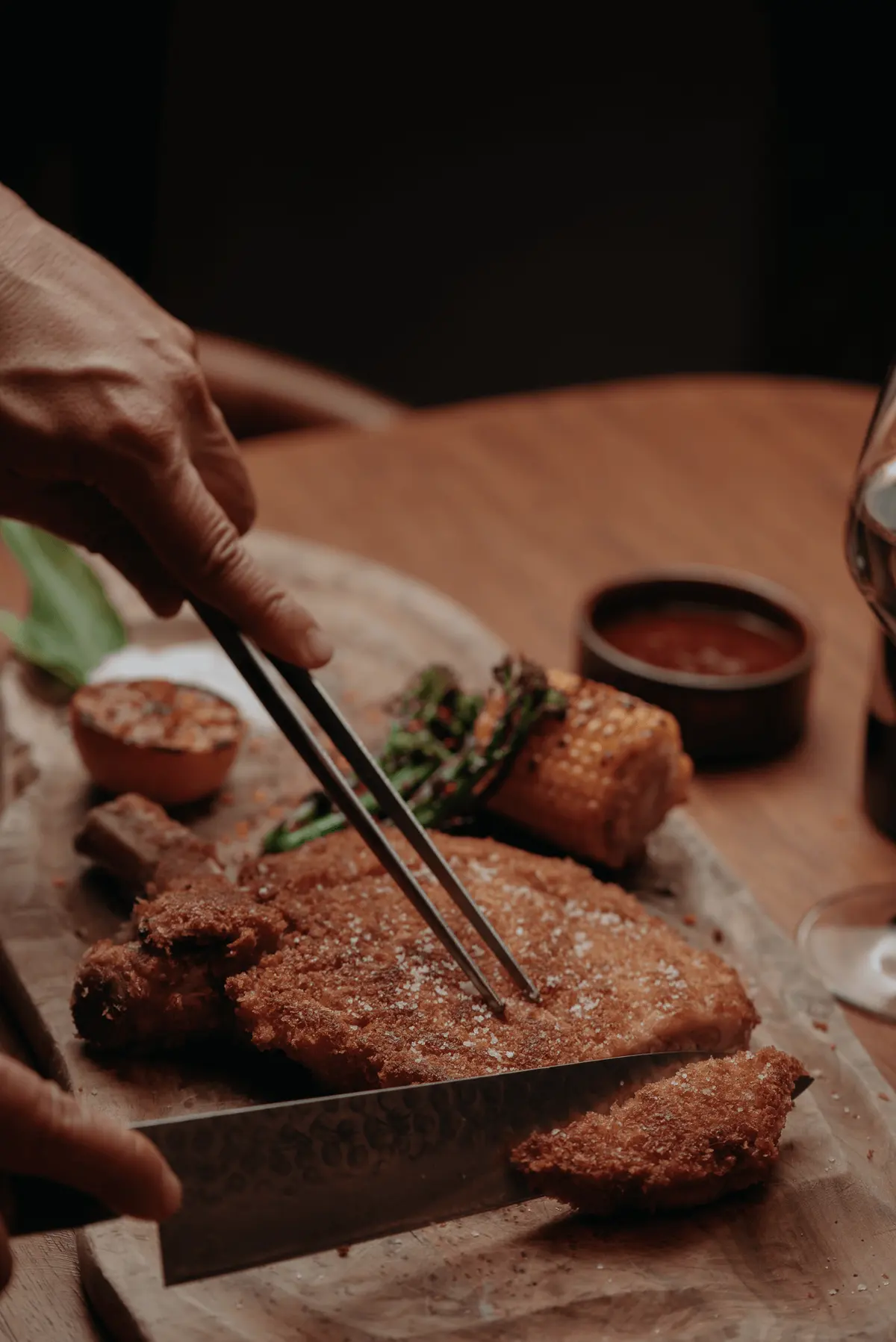 Un taglio di carne affettato sul tagliere, da Iguazu Athens