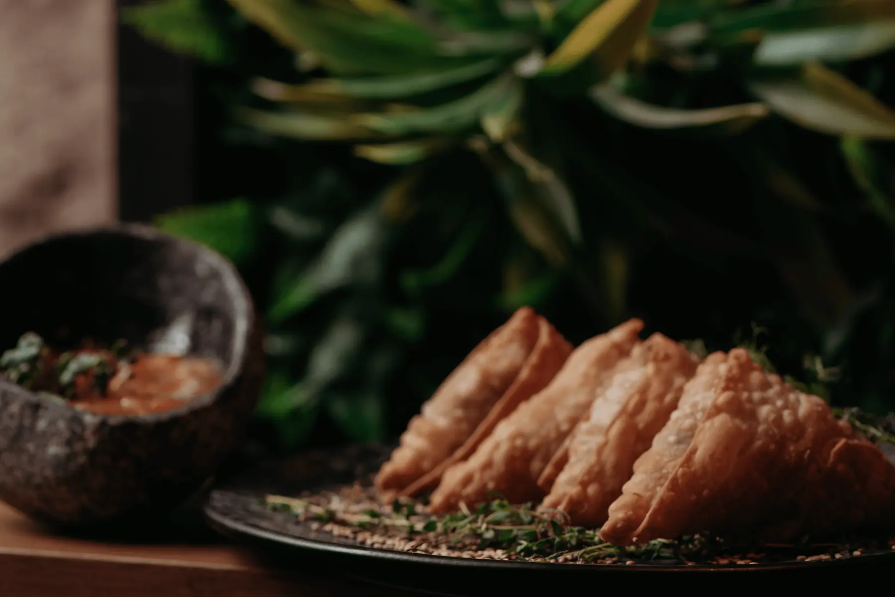 Empanadas con la loro salsa, da Iguazu Athens