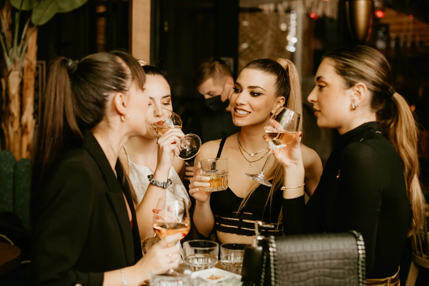 Quattro amici brindano a una festa da Iguazu Athens