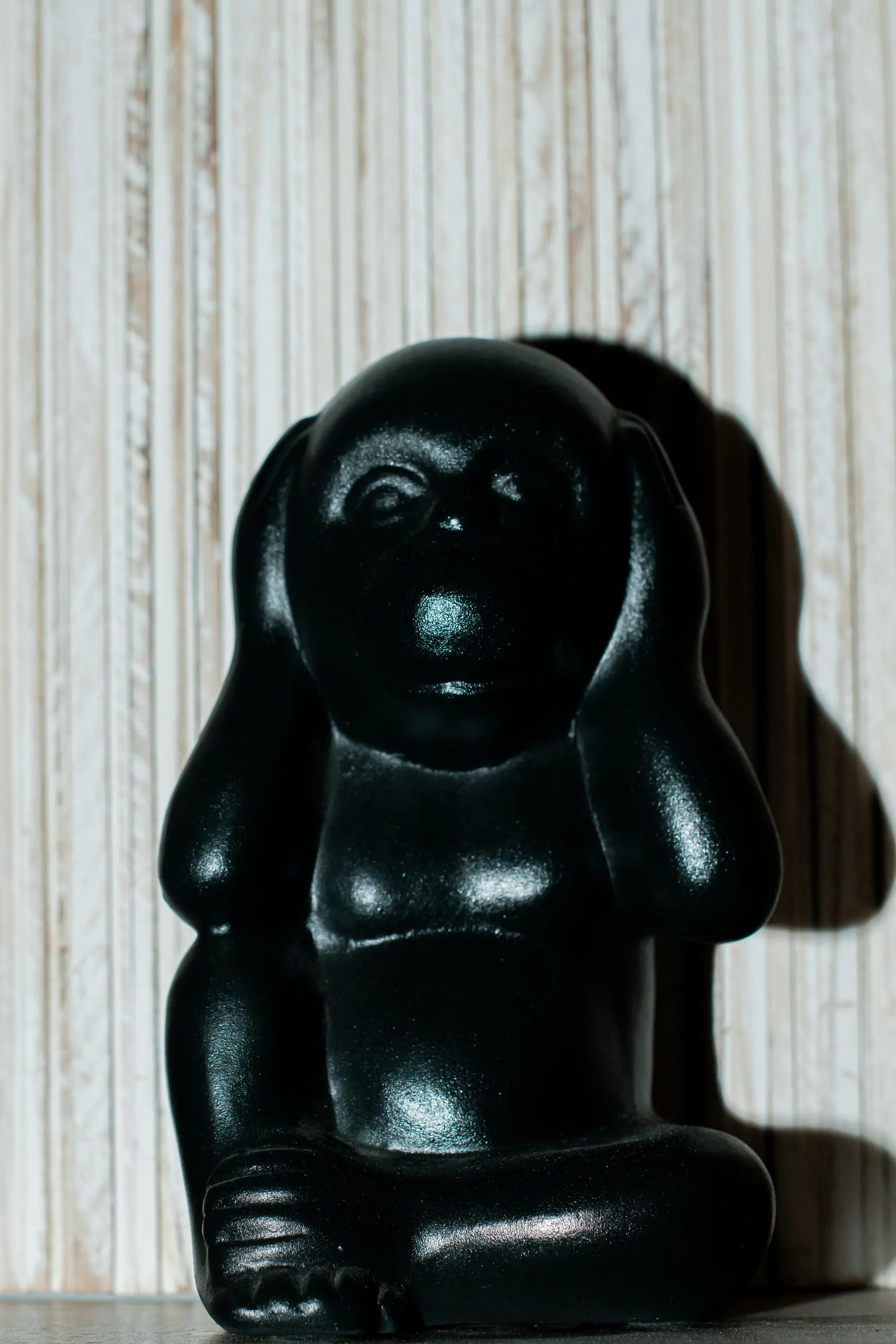 Una figura nera di scimmia che si copre le orecchie, uno dei dettagli da Iguazu Athens