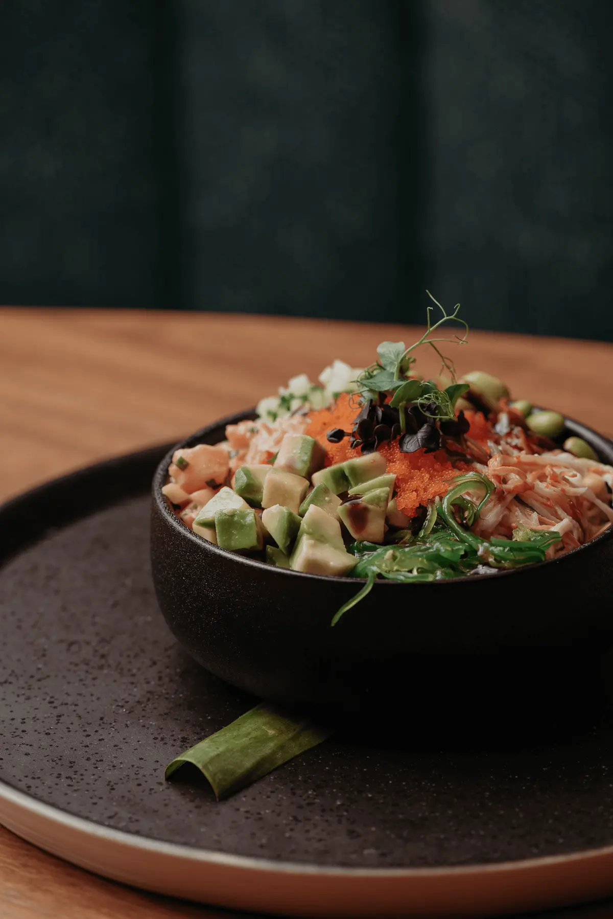 Poke bowl con avocado, edamame e uova di pesce, da Iguazu Athens