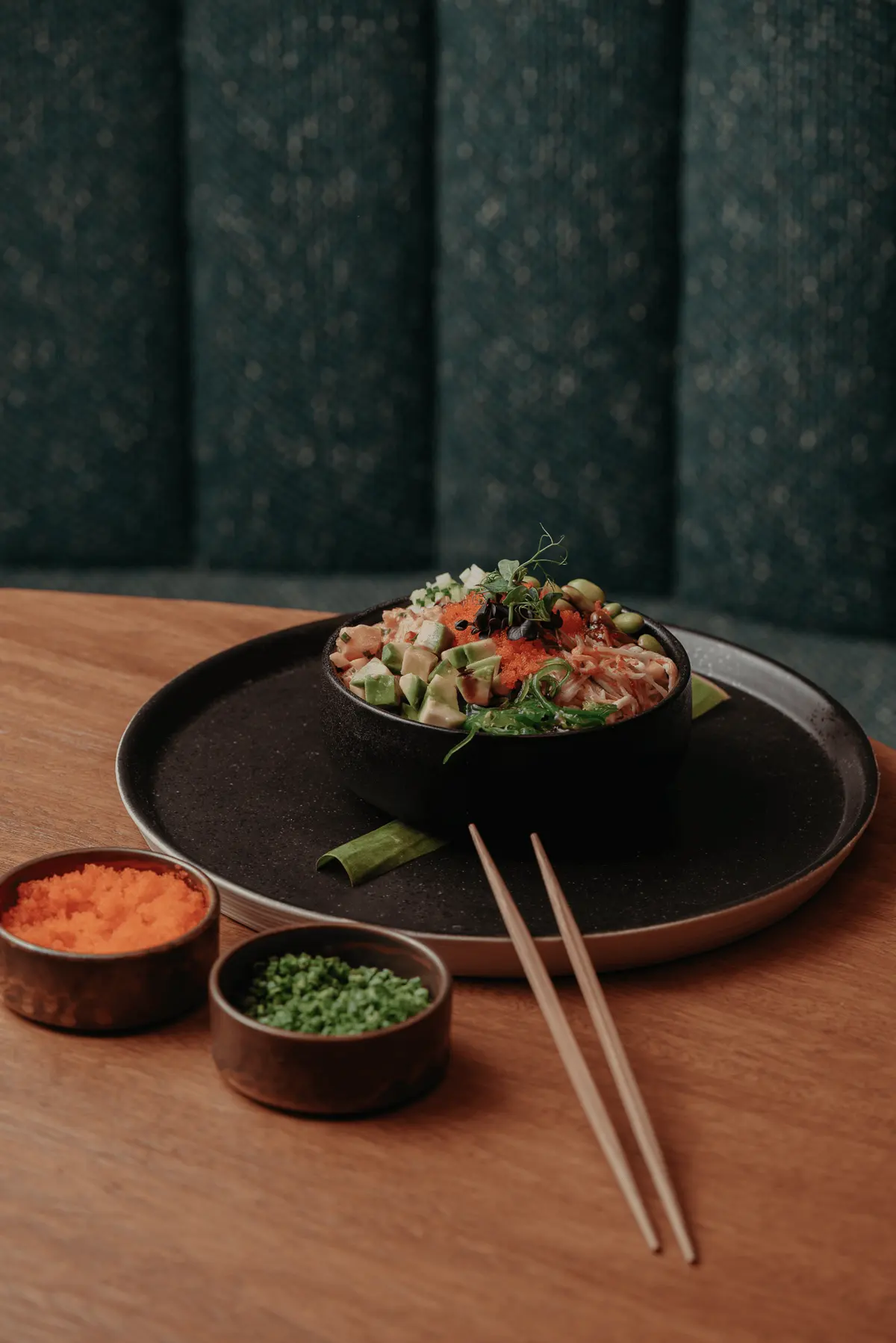 Poke bowl servita con i condimenti a parte, da Iguazu Athens