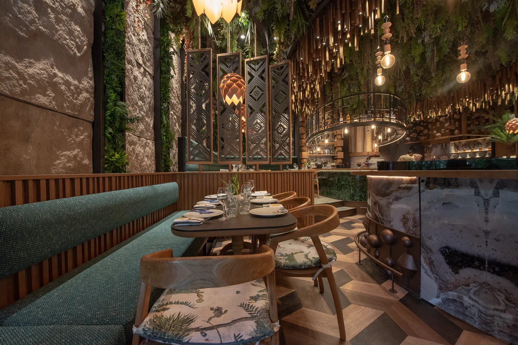 Un tavolo con divanetto apparecchiato per la cena da Iguazu Athens