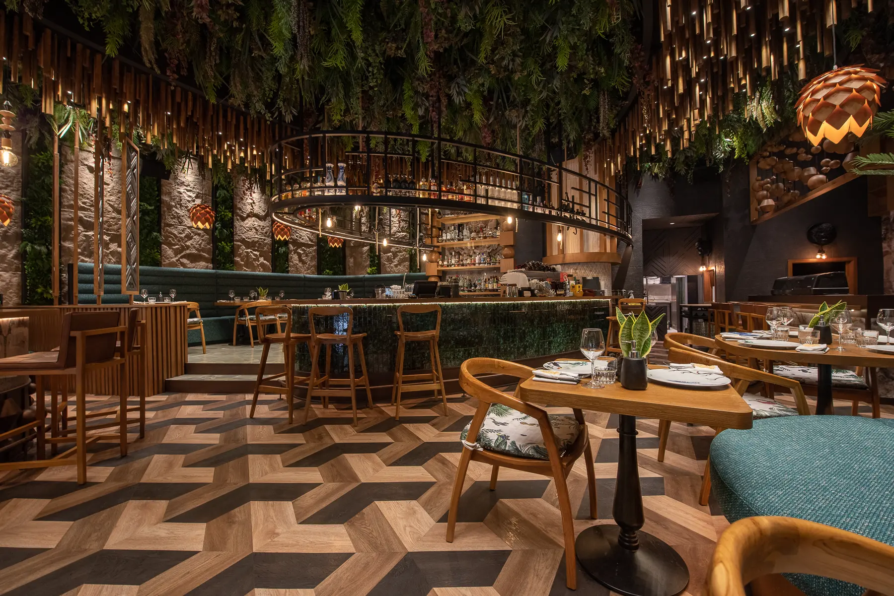 Il parquet a spina di pesce e il bancone curvo di Iguazu Athens