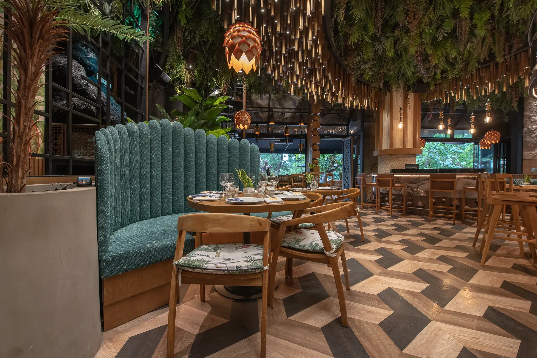 Tavoli e parquet a spina di pesce da Iguazu Athens