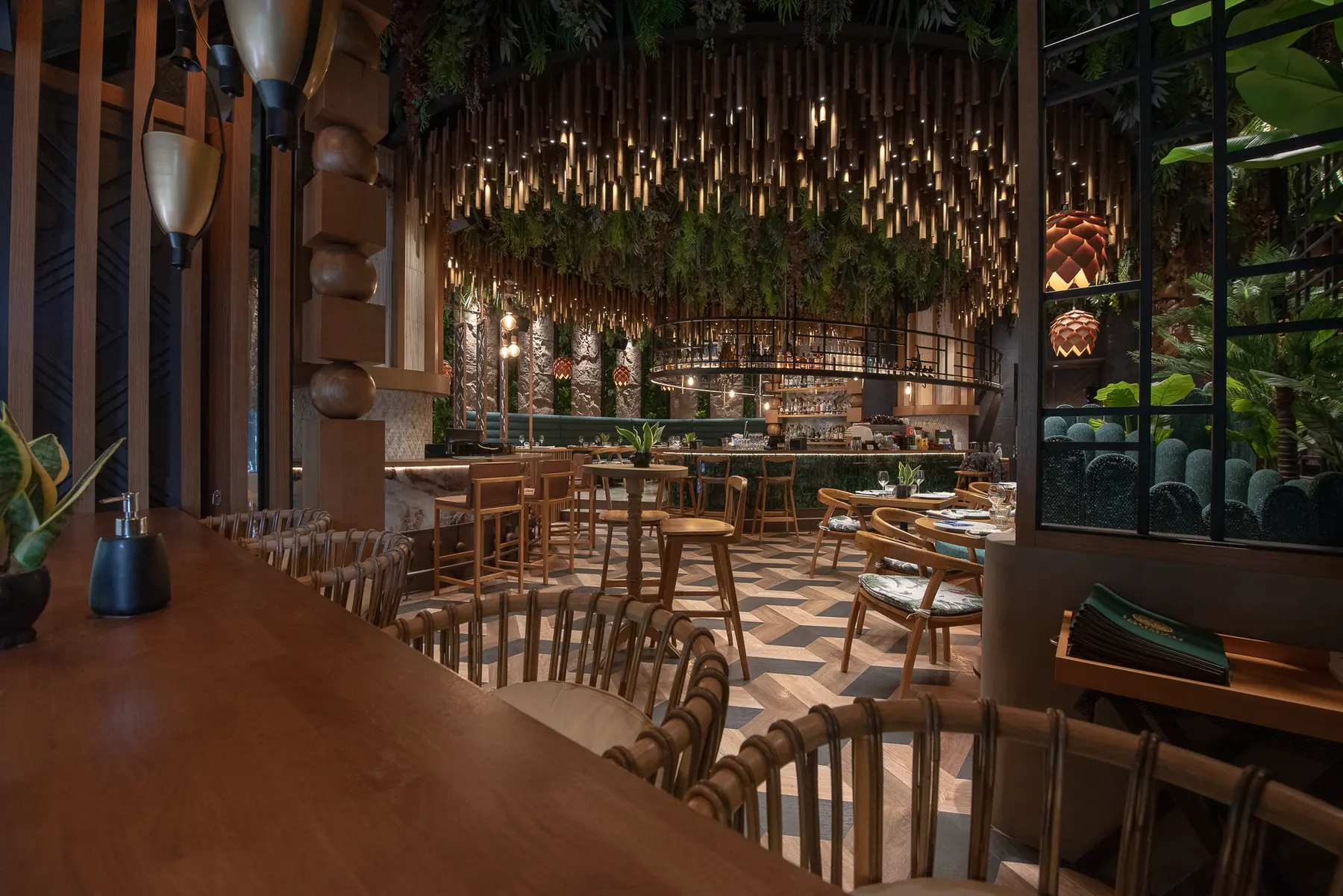 La sala e il bar di Iguazu Athens