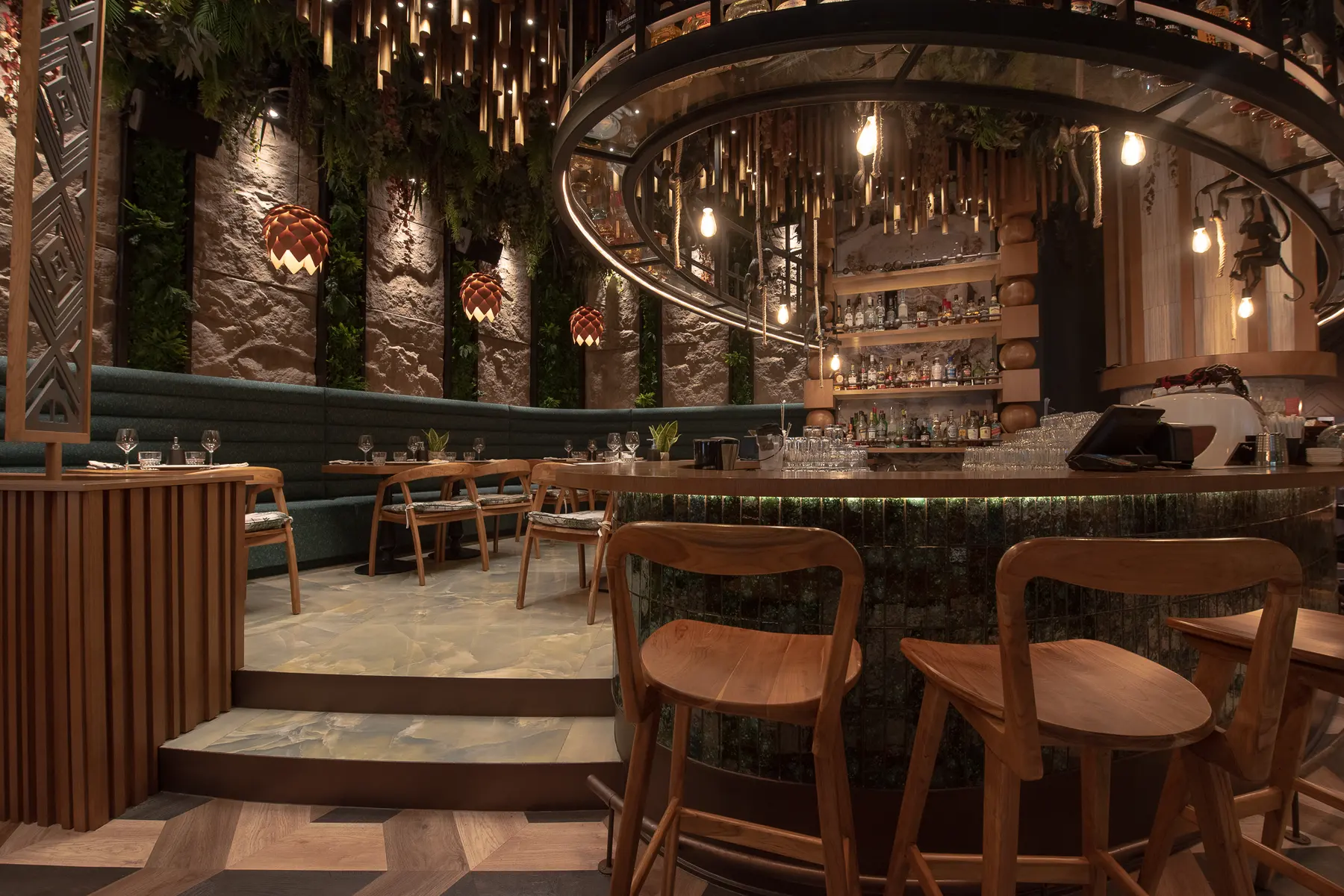 La zona pranzo a gradoni di Iguazu Athens