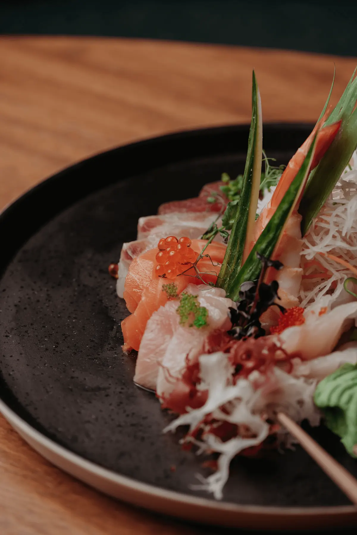 La selezione di sashimi signature con salmone, tonno e uova di pesce, da Iguazu Athens