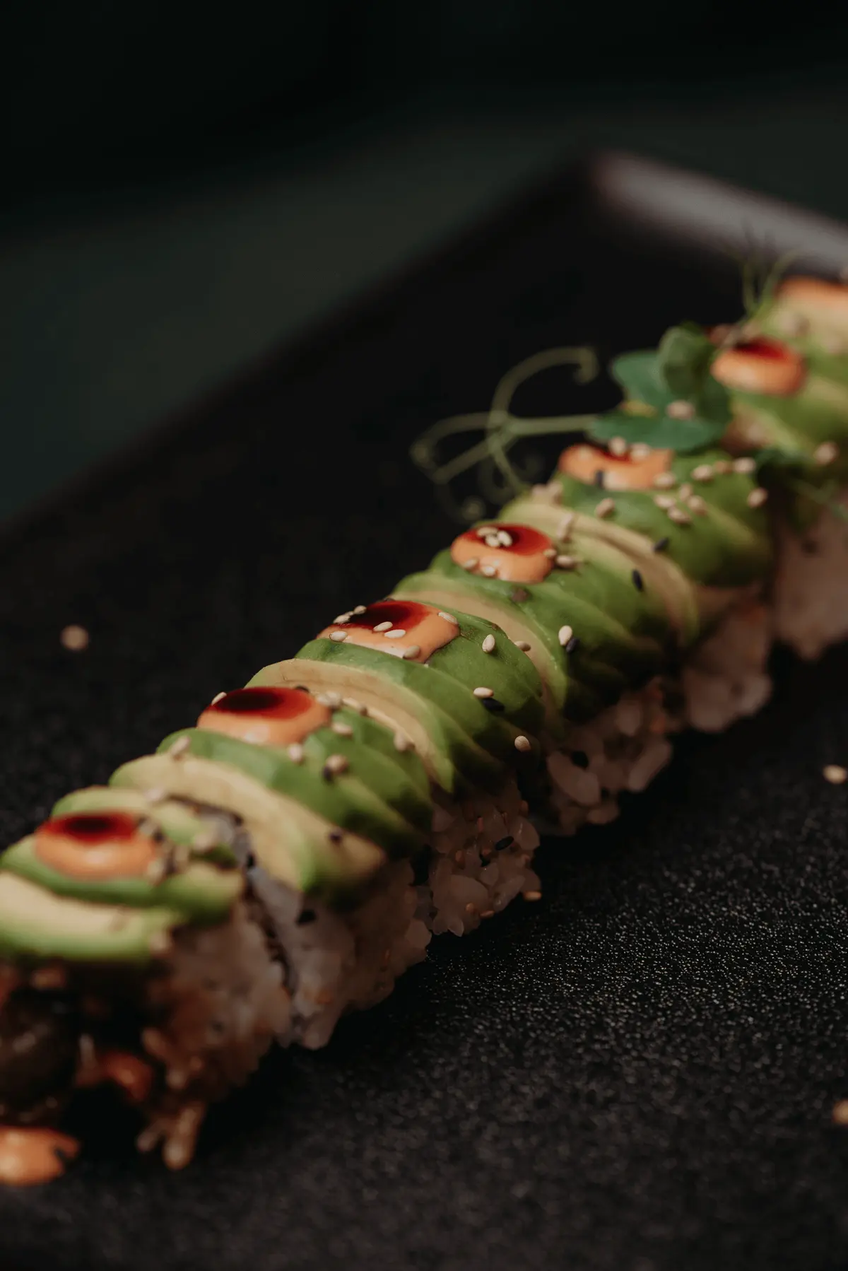 Primo piano di un roll di sushi brasiliano con avocado