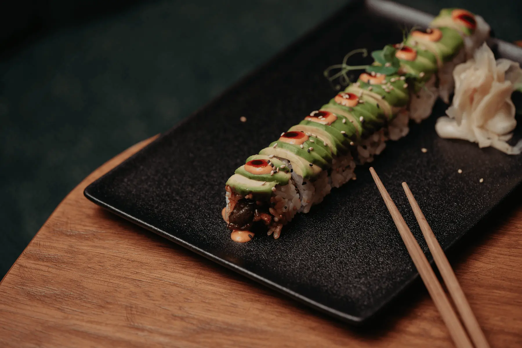Roll di sushi brasiliano con fettine di avocado, da Iguazu Athens
