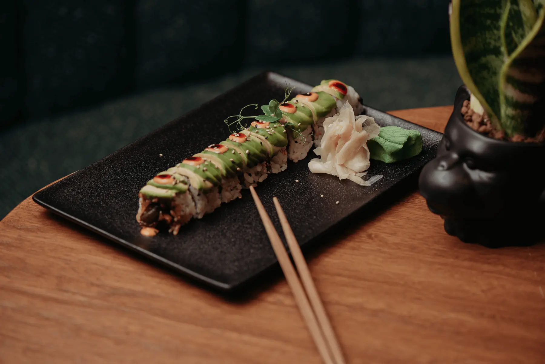 Un roll di sushi brasiliano impiattato con zenzero marinato
