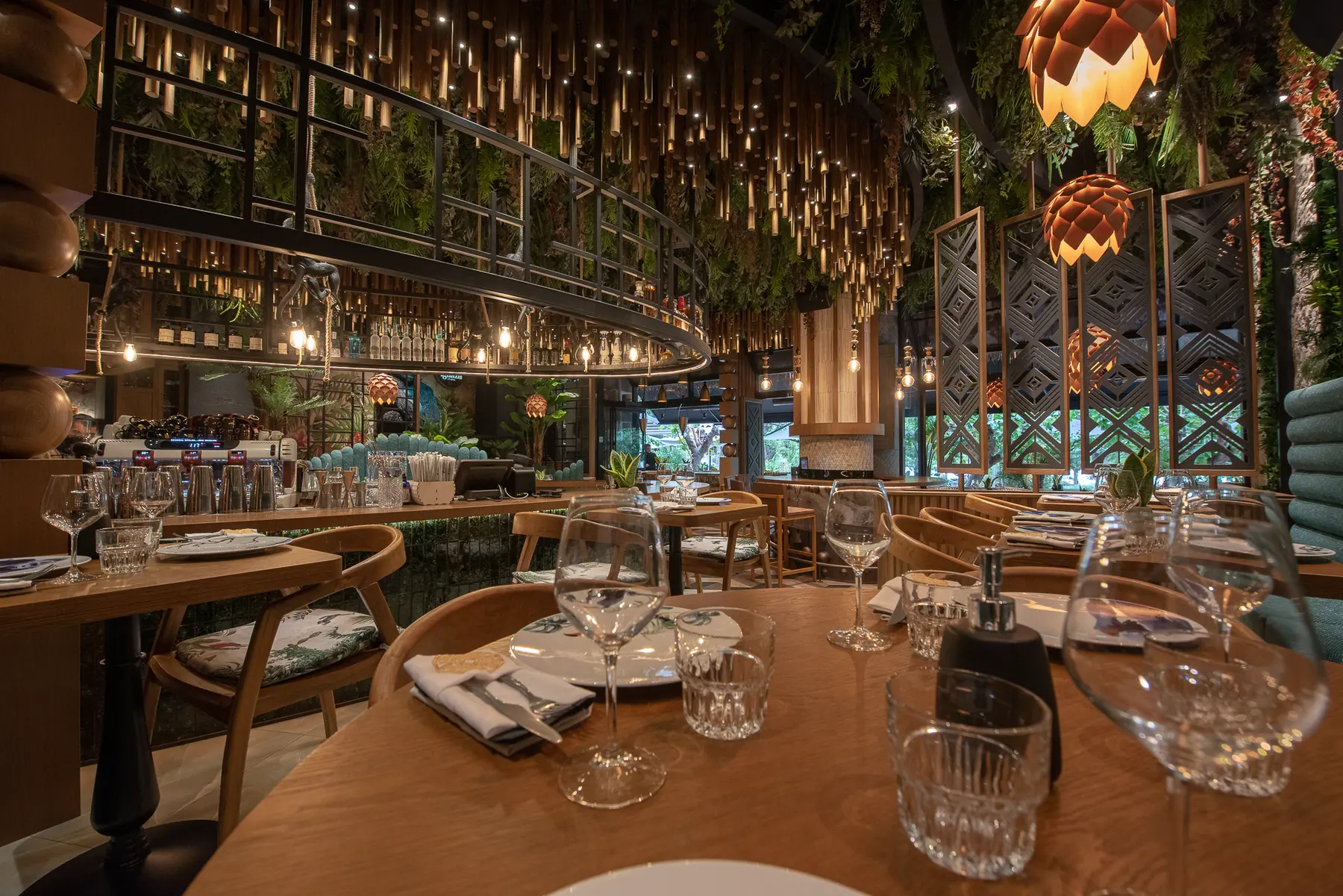 Calici e posate su un tavolo da cena di Iguazu Athens