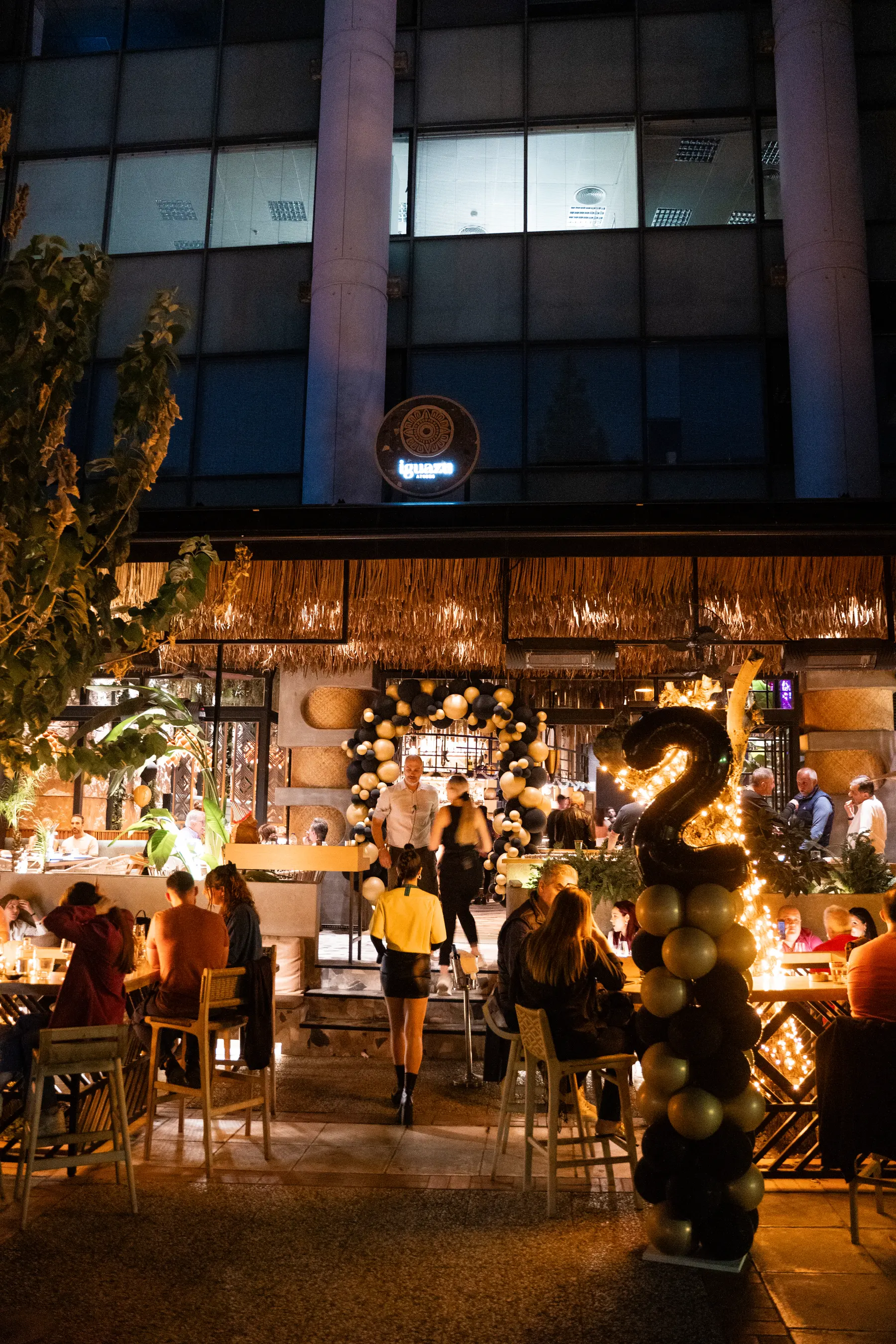 La terrazza e Piazza Brasile sullo sfondo in una serata di festa da Iguazu Athens